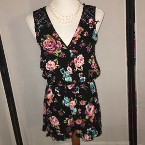 Ladies romper 1-pc with buttons